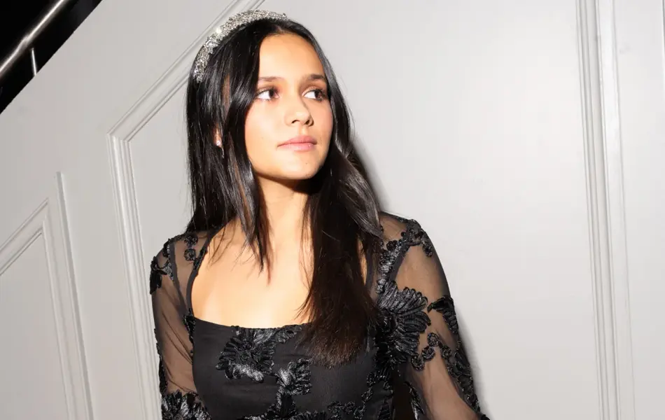 Topp fra Gina Tricot og hårbøyle fra Vic.