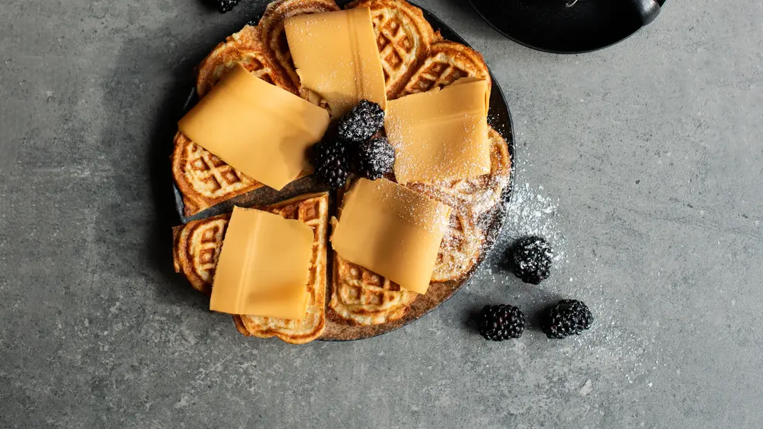 Svart tekopp, vaffel med brunost og bjørnebær. 