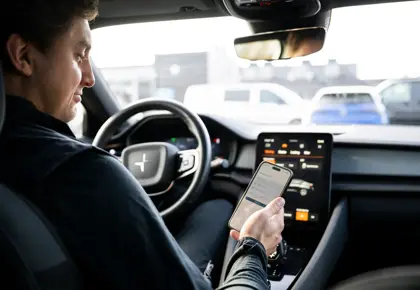 Bilder av kundereise når man parkerer eller lader