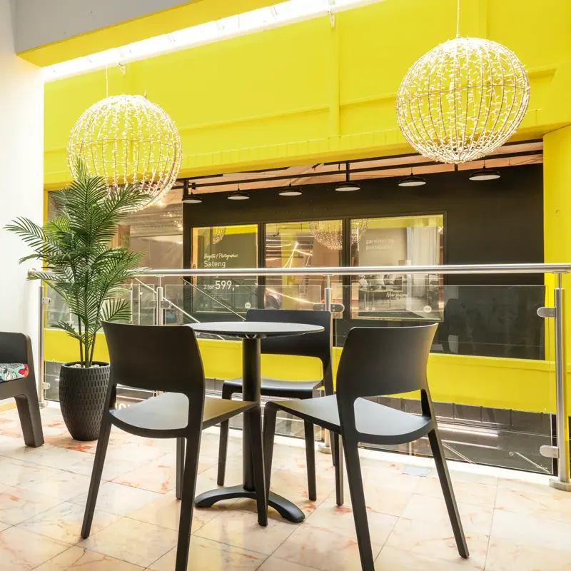 Balkong, sofa, spisebord, to stoler