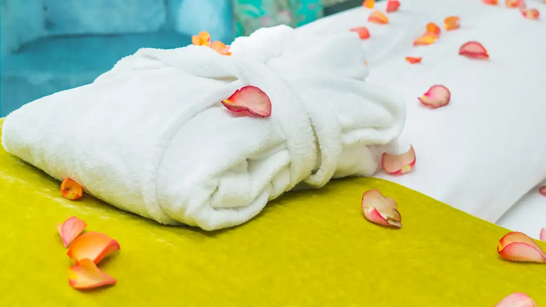 tapet-blomster-roseblader-morgenkåpe