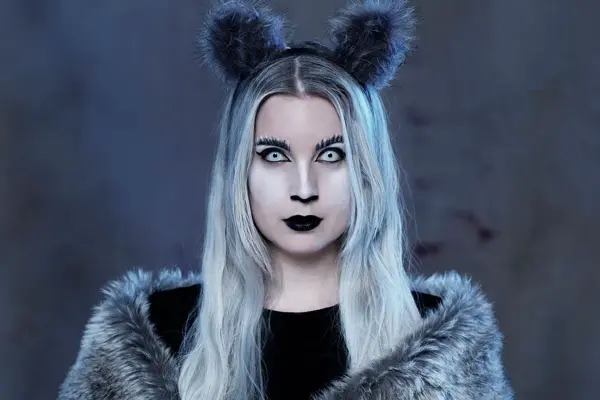 dame kledd ut som katt med fargede øyenlinser