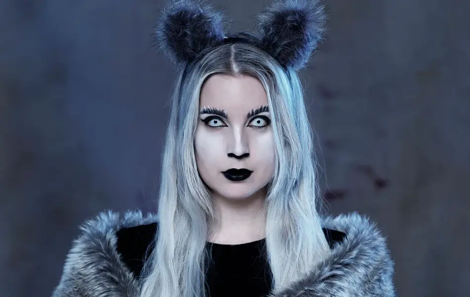 dame kledd ut som katt med fargede øyenlinser