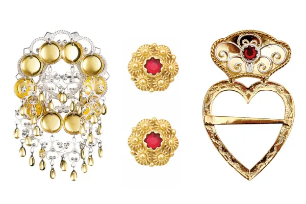 To forskjellige bunadsøljer og ørepynt