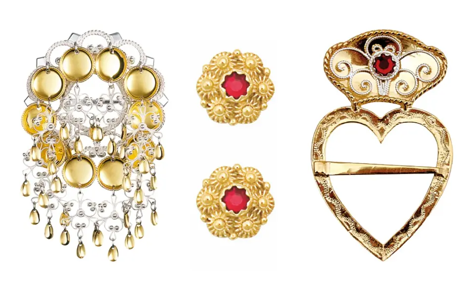 To forskjellige bunadsøljer og ørepynt