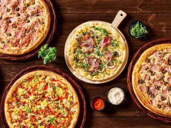 ulike pizza størrelser med forskjellige topping