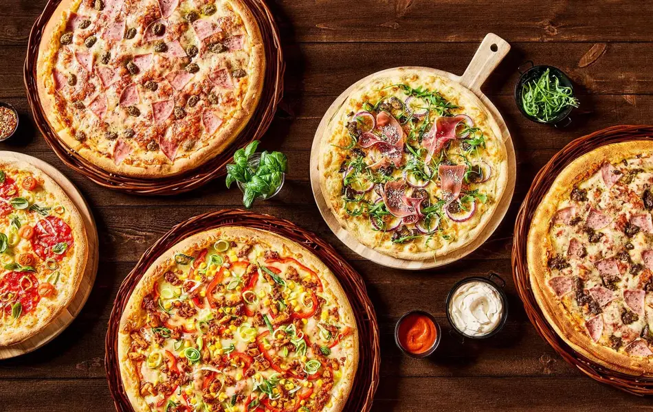 ulike pizza størrelser med forskjellige topping