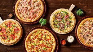 ulike pizza størrelser med forskjellige topping