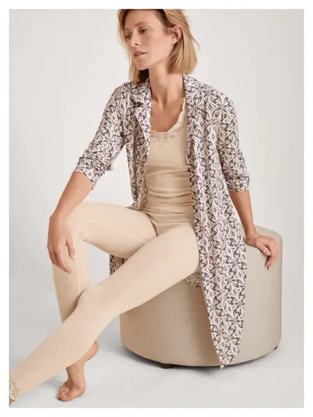 dame i mønstret morgenkåpe og beige undersett