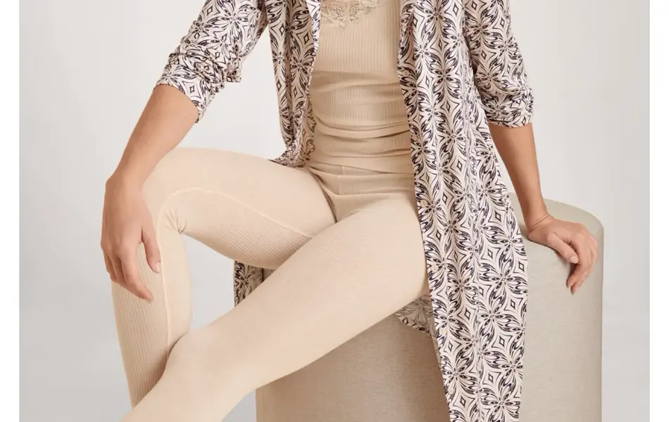 dame i mønstret morgenkåpe og beige undersett