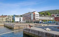 Thon Senter Moldetorget fasade, med brygge og kaj.