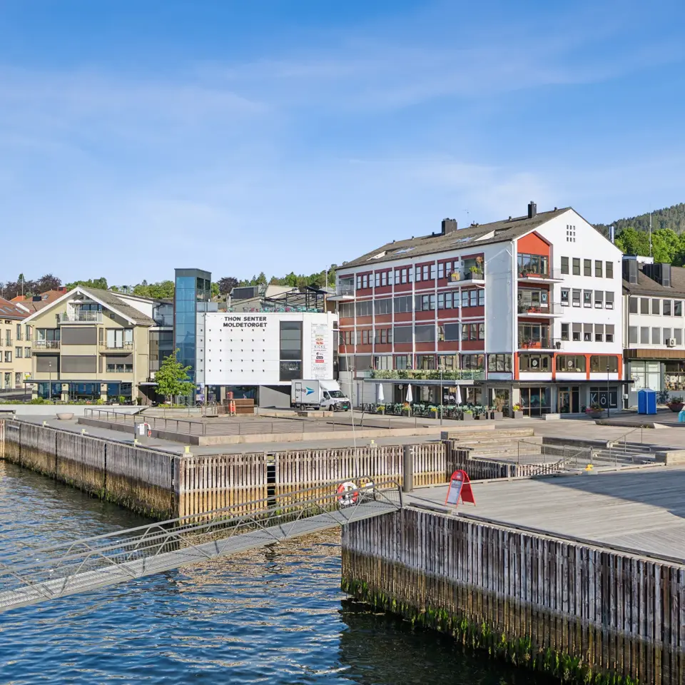 Thon Senter Moldetorget fasade, med brygge og kaj.