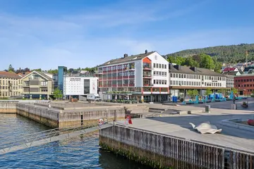 Thon Senter Moldetorget fasade, med brygge og kaj.
