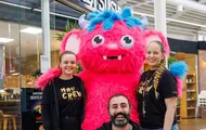 Bildet viser noen ansatte på kjøpesenteret Kvadrat i Sandnes. 3 ansatte står sammen med den rosa maskotten på sentret