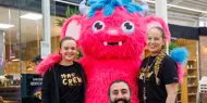 Bildet viser noen ansatte på kjøpesenteret Kvadrat i Sandnes. 3 ansatte står sammen med den rosa maskotten på sentret