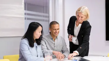 En gruppe mennesker som sitter ved et bord