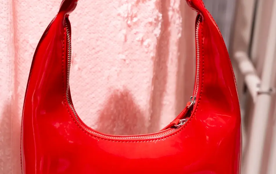 Rød lakkveske