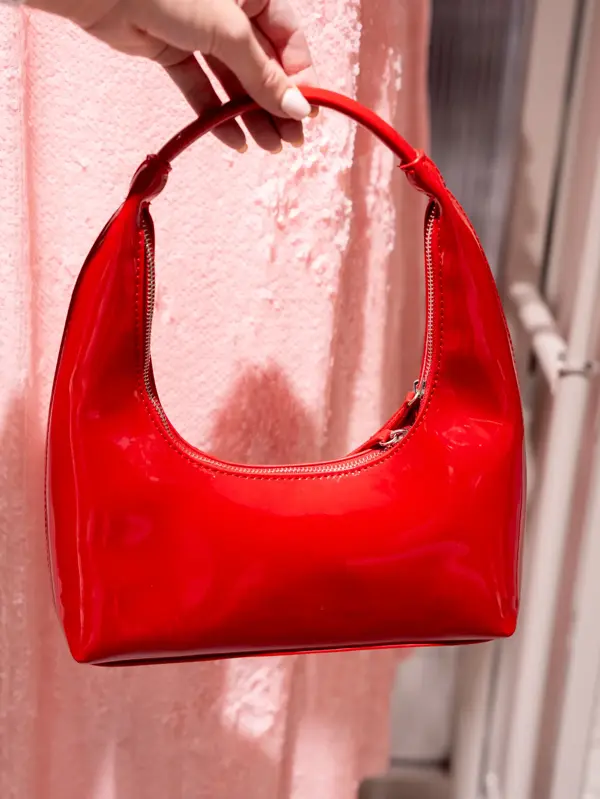 Rød lakkveske