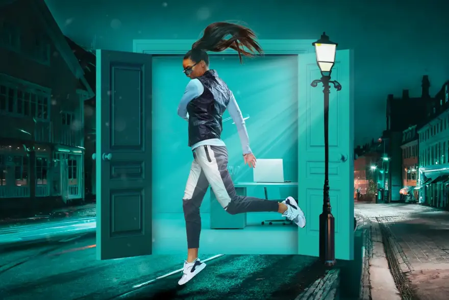 Dame i treningsklær