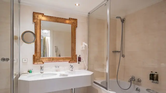 Stanhope_Hotel_Club_Bathroom