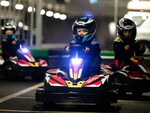Barn kjører gokart