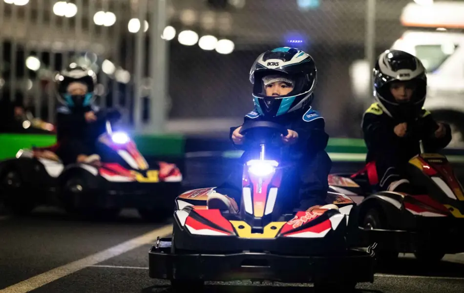 Barn kjører gokart