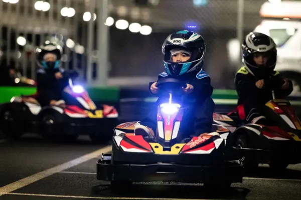 Barn kjører gokart