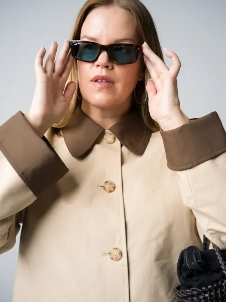 Olivias Verden trenchcoat 2199 Levis jeans 1349 Accessorize øredobber 89 Optiker G Krogh Prada solbriller 5270 The Vibe veske 2900 Scorett pumps 2000-7