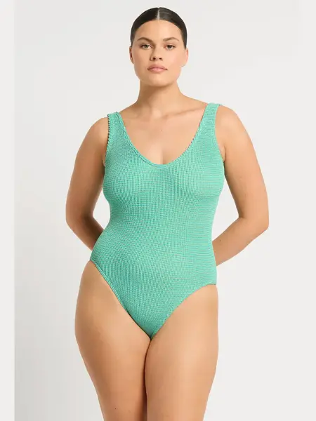 Dame med mintgrønn badedrakt