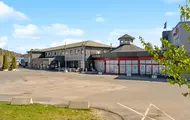 Thon Senter Drøbak fasade, parkeringsplass med inngang og logo.