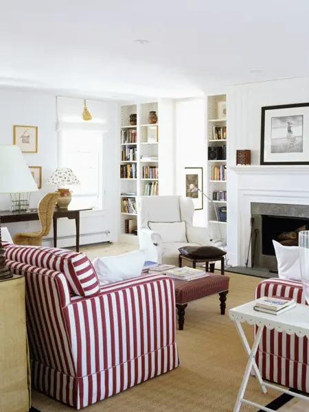 Sommerlig stue med stripete stoler