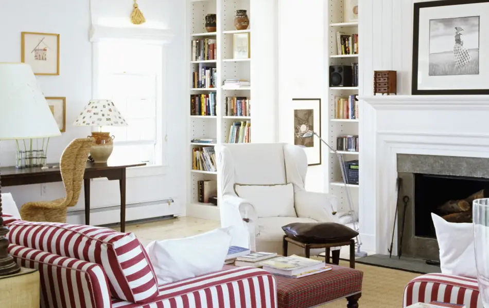 Sommerlig stue med stripete stoler