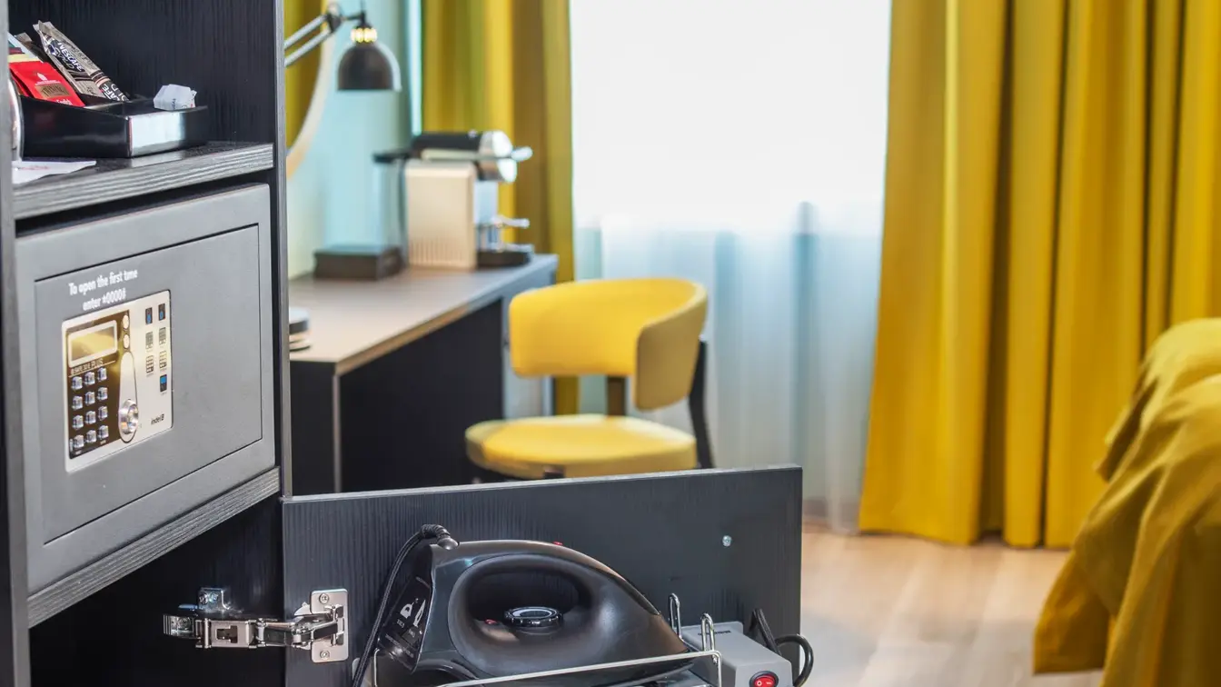 Skap med strykebrett og strykejern i business rom på Thon Hotel Bristol Bergen