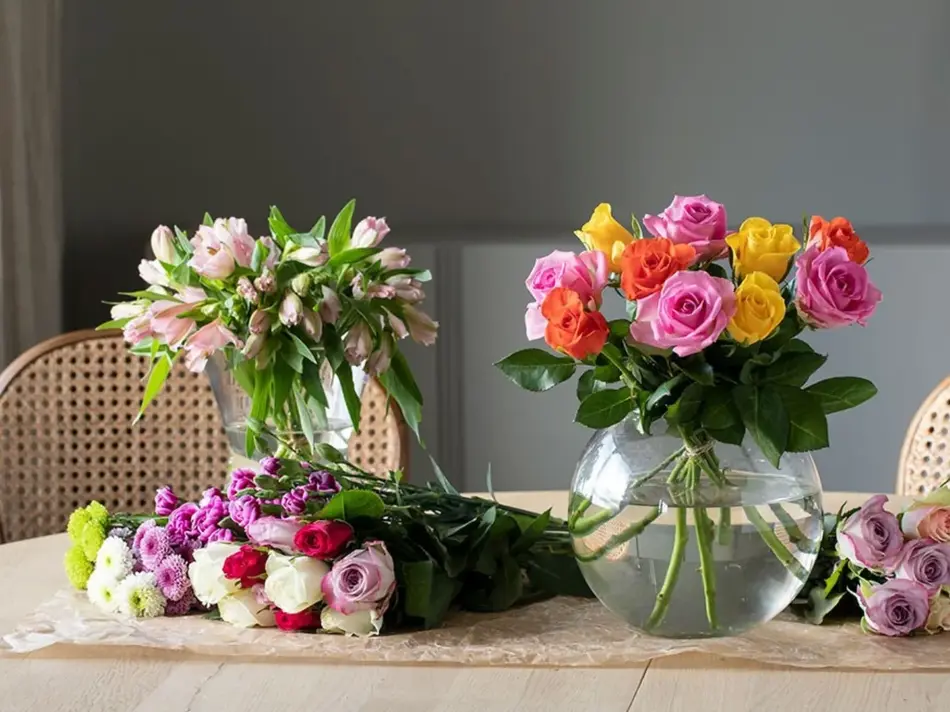 Blomsterbuketter på et bord
