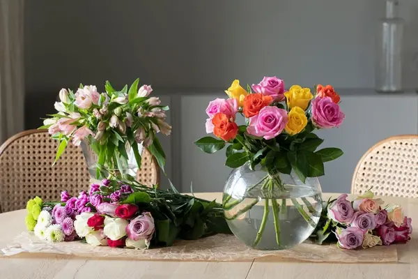 Blomsterbuketter på et bord