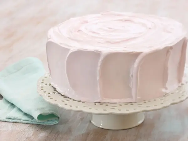Rosa kake på hvitt fat