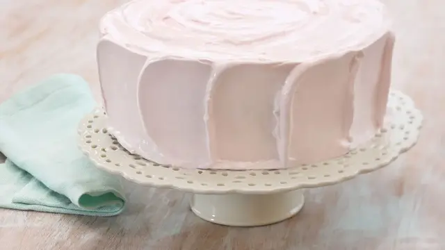 Rosa kake på hvitt fat