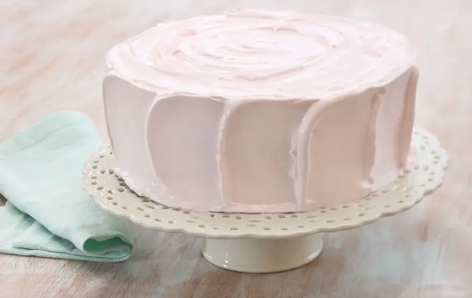 Rosa kake på hvitt fat