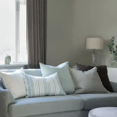 Stue med sofa og puter