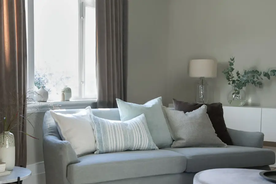 Stue med sofa og puter