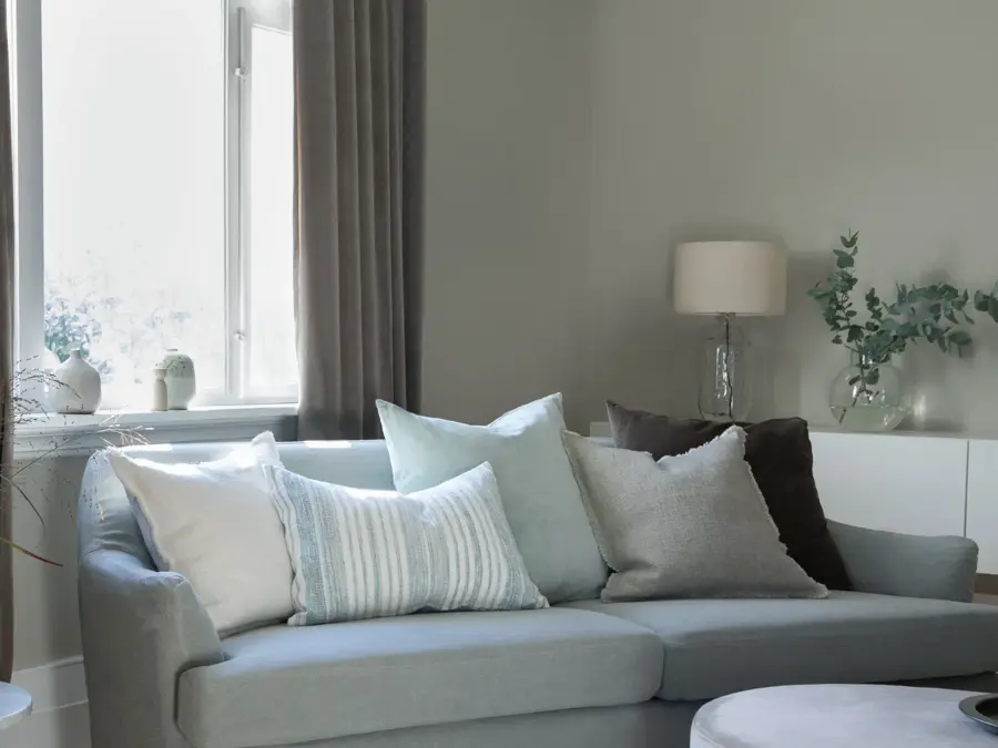 Stue med sofa og puter
