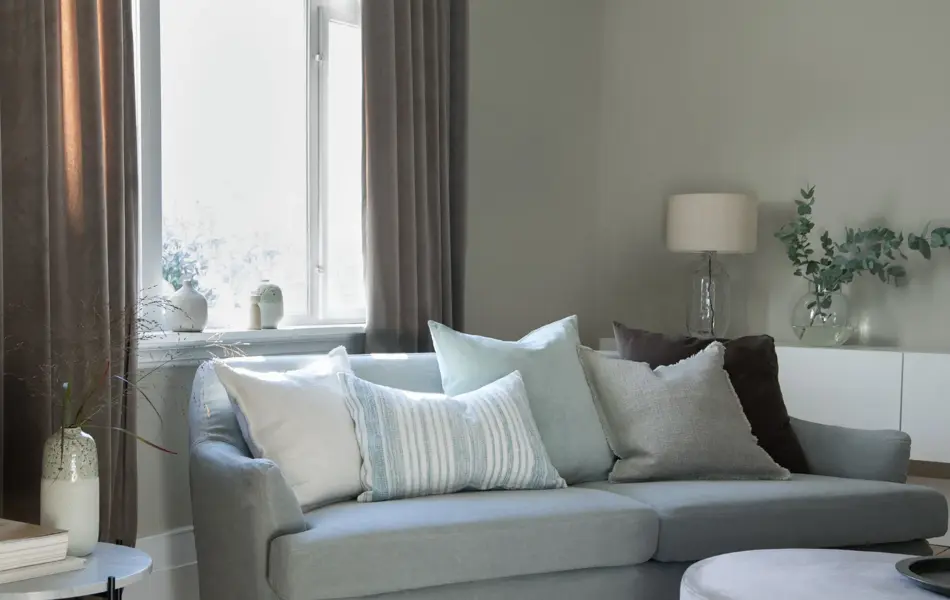 Stue med sofa og puter