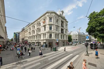 Fasaden av Stortorvet 2 sett fra Karl Johans gate