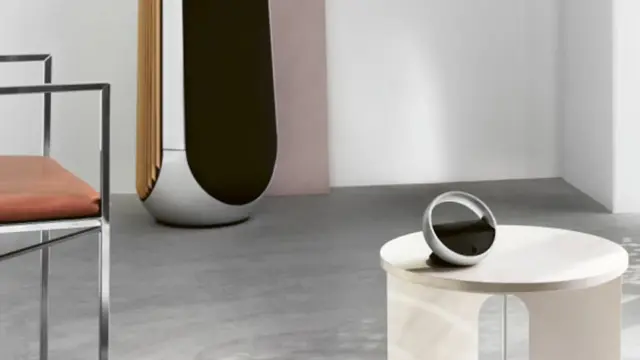 miljøbilde av svart og sølv beoremote halo fra bang olufsen