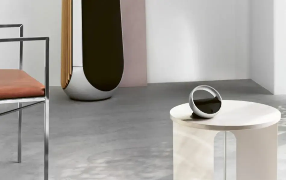 miljøbilde av svart og sølv beoremote halo fra bang olufsen