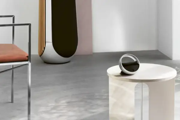 miljøbilde av svart og sølv beoremote halo fra bang olufsen