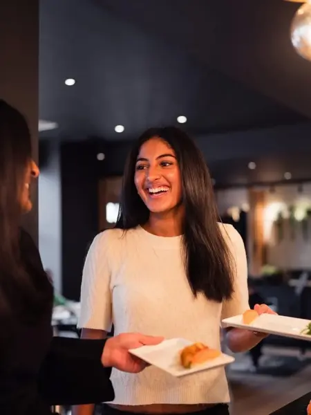 Dame med mat fra Sabrura