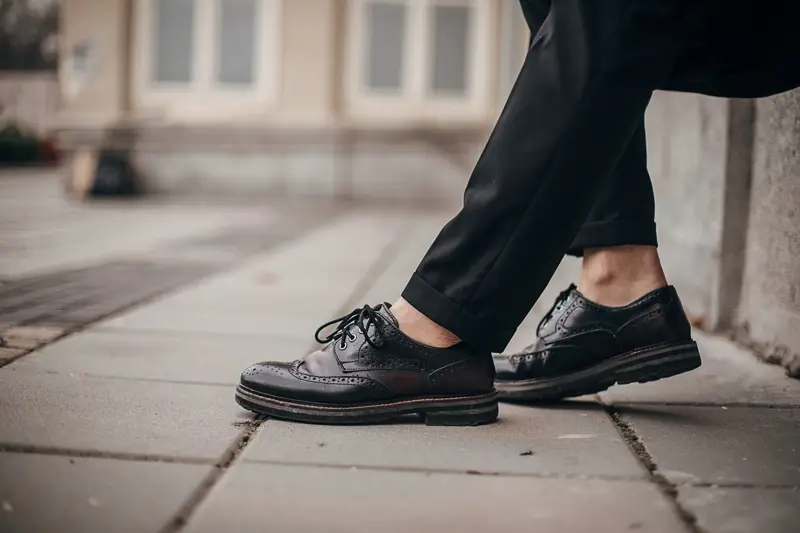 Nærbilde av herreben med svarte sko 