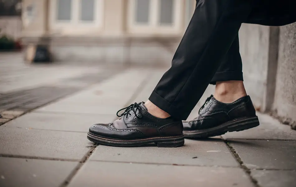 Nærbilde av herreben med svarte sko 