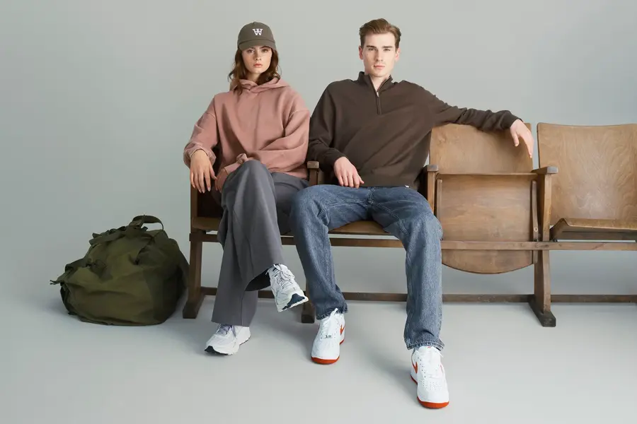 Gutt og jente sitter på stoler